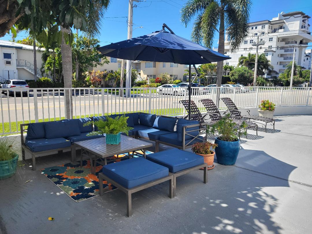 POOL LOUNGE AREA