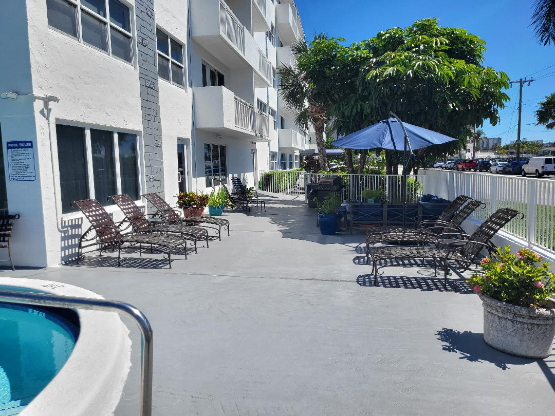 POOL WITH CHAIRS2